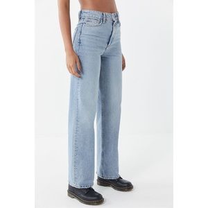 BDG Wide Leg Light Wash Jeans🦋